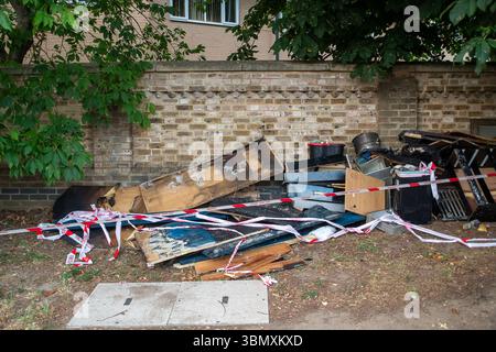 Slough, Regno Unito. 26 giugno 2025. I servizi di emergenza hanno risposto a un incendio nell'appartamento all'ultimo piano in Aspects Court, Slough, Berkshire alle 15:30 di questo pomeriggio all'angolo tra Windsor Road e Aspects Court. Il Royal Berkshire Fire and Rescue Service inviò equipaggi da Ascot, Bracknell, Slough, Langley, Maidenhead e Windsor insieme all'unità di comando incidenti dalla stazione dei vigili del fuoco di Maidenhead e alla piattaforma aerea a scaletta dalla stazione dei vigili del fuoco di Whitley Wood. Secondo quanto riferito, il South Central Ambulance Service ha inviato una serie di risorse sulla scena, tra cui un team di pronto intervento per l'area pericolosa. Si capisce che una persona sola Foto Stock