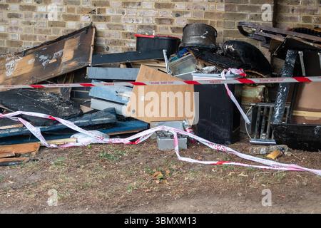 Slough, Regno Unito. 26 giugno 2025. I servizi di emergenza hanno risposto a un incendio nell'appartamento all'ultimo piano in Aspects Court, Slough, Berkshire alle 15:30 di questo pomeriggio all'angolo tra Windsor Road e Aspects Court. Il Royal Berkshire Fire and Rescue Service inviò equipaggi da Ascot, Bracknell, Slough, Langley, Maidenhead e Windsor insieme all'unità di comando incidenti dalla stazione dei vigili del fuoco di Maidenhead e alla piattaforma aerea a scaletta dalla stazione dei vigili del fuoco di Whitley Wood. Secondo quanto riferito, il South Central Ambulance Service ha inviato una serie di risorse sulla scena, tra cui un team di pronto intervento per l'area pericolosa. Si capisce che una persona sola Foto Stock
