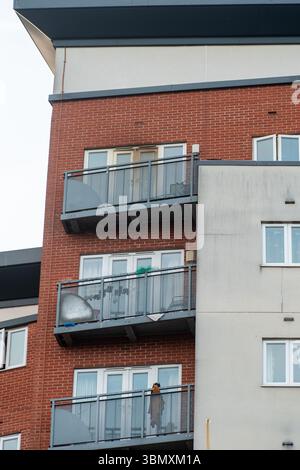 Slough, Regno Unito. 26 giugno 2025. I servizi di emergenza hanno risposto a un incendio nell'appartamento all'ultimo piano in Aspects Court, Slough, Berkshire alle 15:30 di questo pomeriggio all'angolo tra Windsor Road e Aspects Court. Il Royal Berkshire Fire and Rescue Service inviò equipaggi da Ascot, Bracknell, Slough, Langley, Maidenhead e Windsor insieme all'unità di comando incidenti dalla stazione dei vigili del fuoco di Maidenhead e alla piattaforma aerea a scaletta dalla stazione dei vigili del fuoco di Whitley Wood. Secondo quanto riferito, il South Central Ambulance Service ha inviato una serie di risorse sulla scena, tra cui un team di pronto intervento per l'area pericolosa. Si capisce che una persona sola Foto Stock