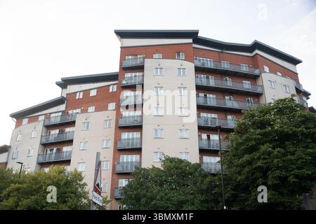 Slough, Regno Unito. 26 giugno 2025. I servizi di emergenza hanno risposto a un incendio nell'appartamento all'ultimo piano in Aspects Court, Slough, Berkshire alle 15:30 di questo pomeriggio all'angolo tra Windsor Road e Aspects Court. Il Royal Berkshire Fire and Rescue Service inviò equipaggi da Ascot, Bracknell, Slough, Langley, Maidenhead e Windsor insieme all'unità di comando incidenti dalla stazione dei vigili del fuoco di Maidenhead e alla piattaforma aerea a scaletta dalla stazione dei vigili del fuoco di Whitley Wood. Secondo quanto riferito, il South Central Ambulance Service ha inviato una serie di risorse sulla scena, tra cui un team di pronto intervento per l'area pericolosa. Si capisce che una persona sola Foto Stock