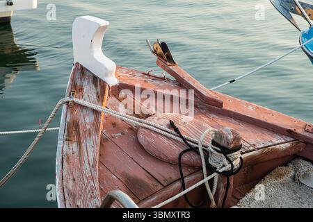 Inchina una barca da pesca in legno d'epoca nelle tranquille acque del porto, mostrando dettagli tradizionali Foto Stock