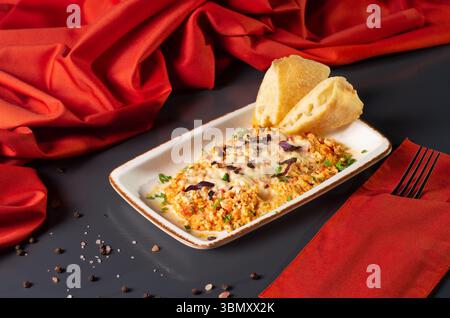 Cucina georgiana, Shakshuka per colazione con uova e pomodori. Menu per il ristorante georgiano. Concetto minimalista creativo. Concetto alimentare. Al buio S Foto Stock