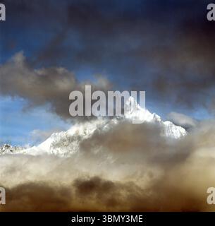 Yunnan Shangri-la Haba Snow Mountain Summit che emerge attraverso Storm Clouds Foto Stock