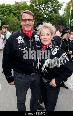 Tanja Schumann mit Ehemann Stefan Burmeister bei der Premiere von Halbblut bei den Karl-May-Spielen 2025 im Freilichttheater am Kalkberg. Bad Segeberg, 28.06.2025 *** Tanja Schumann con il marito Stefan Burmeister alla prima di Half-Blood ai Karl May Games 2025 nel teatro all'aperto di Kalkberg Bad Segeberg, 28 06 2025 foto:xgbrcix/xFuturexImagex halbblut 5605 Foto Stock