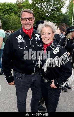 Tanja Schumann mit Ehemann Stefan Burmeister bei der Premiere von Halbblut bei den Karl-May-Spielen 2025 im Freilichttheater am Kalkberg. Bad Segeberg, 28.06.2025 *** Tanja Schumann con il marito Stefan Burmeister alla prima di Half-Blood ai Karl May Games 2025 nel teatro all'aperto di Kalkberg Bad Segeberg, 28 06 2025 foto:xgbrcix/xFuturexImagex halbblut 5606 Foto Stock