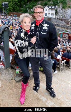 Tanja Schumann mit Ehemann Stefan Burmeister bei der Premiere von Halbblut bei den Karl-May-Spielen 2025 im Freilichttheater am Kalkberg. Bad Segeberg, 28.06.2025 *** Tanja Schumann con il marito Stefan Burmeister alla prima di Half-Blood ai Karl May Games 2025 nel teatro all'aperto di Kalkberg Bad Segeberg, 28 06 2025 foto:xgbrcix/xFuturexImagex halbblut 5611 Foto Stock