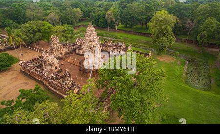 Vista aerea del castello di Sadok kok thom, un antico stile Khmer, annidato in una foresta verdeggiante, che mostra l'intricata architettura in pietra e la storia del de Foto Stock