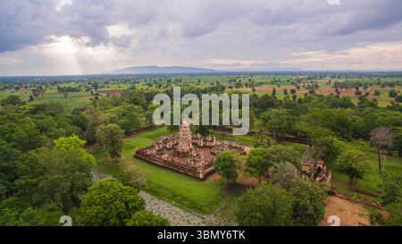 Vista aerea del castello di Sadok kok thom, un antico stile Khmer, annidato in una foresta verdeggiante, che mostra l'intricata architettura in pietra e la storia del de Foto Stock