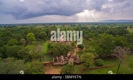 Una vista aerea del Castello di pietra di Sadok kok thom, un antico tempio in stile Khmer. Trasuda ricchezza culturale e bellezza senza tempo, ideale per i suoi temi Foto Stock