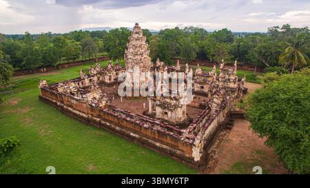 Vista aerea del castello di Sadok kok thom, un antico stile Khmer, annidato in una foresta verdeggiante, che mostra l'intricata architettura in pietra e la storia del de Foto Stock