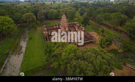 Una vista aerea del Castello di pietra di Sadok kok thom, un antico tempio in stile Khmer. Trasuda ricchezza culturale e bellezza senza tempo, ideale per i suoi temi Foto Stock