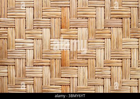È un tappetino in rattan intrecciato per motivi e sfondo. Foto Stock