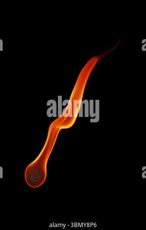 è una palla di fuoco con la fiamma isolata sul nero. Foto Stock