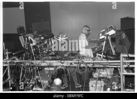 ORBITAL, TOUR CLASSICO, 1993: Le leggende della musica dance Orbital sul loro ponteggio centrale con occhiali leggeri durante il Megadog Tour alla Cardiff University a Cardiff, Galles, Regno Unito, il 4 ottobre 1993. Foto: Rob Watkins. INFO: Orbital, un pionieristico duo di musica elettronica inglese formato nel 1989, ha giocato un ruolo cruciale nello sviluppo dei generi ambient e techno. I fratelli Paul e Phil Hartnoll hanno creato brani innovativi, atmosferici e ballabili che hanno lasciato un impatto duraturo sulla musica elettronica. Foto Stock