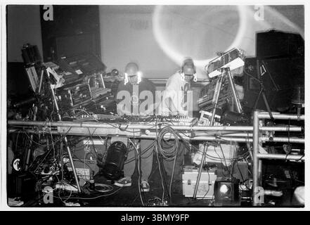 ORBITAL, TOUR CLASSICO, 1993: Le leggende della musica dance Orbital sul loro ponteggio centrale con occhiali leggeri durante il Megadog Tour alla Cardiff University a Cardiff, Galles, Regno Unito, il 4 ottobre 1993. Foto: Rob Watkins. INFO: Orbital, un pionieristico duo di musica elettronica inglese formato nel 1989, ha giocato un ruolo cruciale nello sviluppo dei generi ambient e techno. I fratelli Paul e Phil Hartnoll hanno creato brani innovativi, atmosferici e ballabili che hanno lasciato un impatto duraturo sulla musica elettronica. Foto Stock
