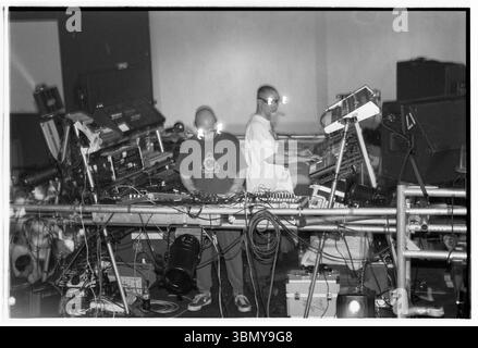 ORBITAL, TOUR CLASSICO, 1993: Le leggende della musica dance Orbital sul loro ponteggio centrale con occhiali leggeri durante il Megadog Tour alla Cardiff University a Cardiff, Galles, Regno Unito, il 4 ottobre 1993. Foto: Rob Watkins. INFO: Orbital, un pionieristico duo di musica elettronica inglese formato nel 1989, ha giocato un ruolo cruciale nello sviluppo dei generi ambient e techno. I fratelli Paul e Phil Hartnoll hanno creato brani innovativi, atmosferici e ballabili che hanno lasciato un impatto duraturo sulla musica elettronica. Foto Stock