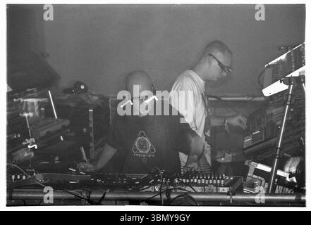 ORBITAL, TOUR CLASSICO, 1993: Le leggende della musica dance Orbital sul loro ponteggio centrale con occhiali leggeri durante il Megadog Tour alla Cardiff University a Cardiff, Galles, Regno Unito, il 4 ottobre 1993. Foto: Rob Watkins. INFO: Orbital, un pionieristico duo di musica elettronica inglese formato nel 1989, ha giocato un ruolo cruciale nello sviluppo dei generi ambient e techno. I fratelli Paul e Phil Hartnoll hanno creato brani innovativi, atmosferici e ballabili che hanno lasciato un impatto duraturo sulla musica elettronica. Foto Stock