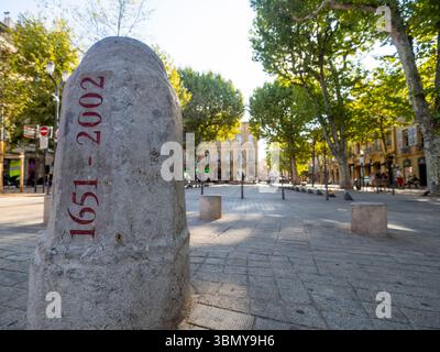 AIX-en-Provence, Provenza, Francia - 8 agosto 2018. Stele commemorativa della ristrutturazione del Cours Mirabeau, nel centro della città Foto Stock