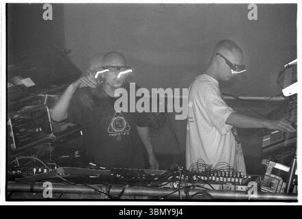 ORBITAL, TOUR CLASSICO, 1993: Le leggende della musica dance Orbital sul loro ponteggio centrale con occhiali leggeri durante il Megadog Tour alla Cardiff University a Cardiff, Galles, Regno Unito, il 4 ottobre 1993. Foto: Rob Watkins. INFO: Orbital, un pionieristico duo di musica elettronica inglese formato nel 1989, ha giocato un ruolo cruciale nello sviluppo dei generi ambient e techno. I fratelli Paul e Phil Hartnoll hanno creato brani innovativi, atmosferici e ballabili che hanno lasciato un impatto duraturo sulla musica elettronica. Foto Stock