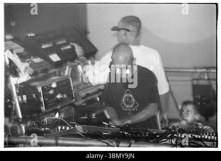 ORBITAL, TOUR CLASSICO, 1993: Le leggende della musica dance Orbital sul loro ponteggio centrale con occhiali leggeri durante il Megadog Tour alla Cardiff University a Cardiff, Galles, Regno Unito, il 4 ottobre 1993. Foto: Rob Watkins. INFO: Orbital, un pionieristico duo di musica elettronica inglese formato nel 1989, ha giocato un ruolo cruciale nello sviluppo dei generi ambient e techno. I fratelli Paul e Phil Hartnoll hanno creato brani innovativi, atmosferici e ballabili che hanno lasciato un impatto duraturo sulla musica elettronica. Foto Stock