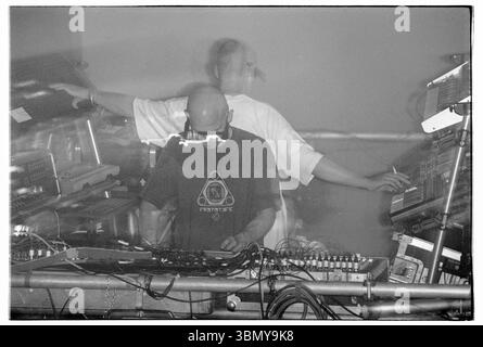 ORBITAL, TOUR CLASSICO, 1993: Le leggende della musica dance Orbital sul loro ponteggio centrale con occhiali leggeri durante il Megadog Tour alla Cardiff University a Cardiff, Galles, Regno Unito, il 4 ottobre 1993. Foto: Rob Watkins. INFO: Orbital, un pionieristico duo di musica elettronica inglese formato nel 1989, ha giocato un ruolo cruciale nello sviluppo dei generi ambient e techno. I fratelli Paul e Phil Hartnoll hanno creato brani innovativi, atmosferici e ballabili che hanno lasciato un impatto duraturo sulla musica elettronica. Foto Stock