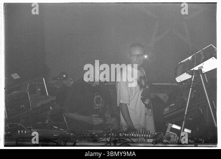 ORBITAL, TOUR CLASSICO, 1993: Le leggende della musica dance Orbital sul loro ponteggio centrale con occhiali leggeri durante il Megadog Tour alla Cardiff University a Cardiff, Galles, Regno Unito, il 4 ottobre 1993. Foto: Rob Watkins. INFO: Orbital, un pionieristico duo di musica elettronica inglese formato nel 1989, ha giocato un ruolo cruciale nello sviluppo dei generi ambient e techno. I fratelli Paul e Phil Hartnoll hanno creato brani innovativi, atmosferici e ballabili che hanno lasciato un impatto duraturo sulla musica elettronica. Foto Stock