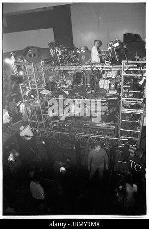 ORBITAL, TOUR CLASSICO, 1993: Le leggende della musica dance Orbital sul loro ponteggio centrale con occhiali leggeri durante il Megadog Tour alla Cardiff University a Cardiff, Galles, Regno Unito, il 4 ottobre 1993. Foto: Rob Watkins. INFO: Orbital, un pionieristico duo di musica elettronica inglese formato nel 1989, ha giocato un ruolo cruciale nello sviluppo dei generi ambient e techno. I fratelli Paul e Phil Hartnoll hanno creato brani innovativi, atmosferici e ballabili che hanno lasciato un impatto duraturo sulla musica elettronica. Foto Stock