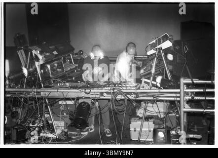 ORBITAL, TOUR CLASSICO, 1993: Le leggende della musica dance Orbital sul loro ponteggio centrale con occhiali leggeri durante il Megadog Tour alla Cardiff University a Cardiff, Galles, Regno Unito, il 4 ottobre 1993. Foto: Rob Watkins. INFO: Orbital, un pionieristico duo di musica elettronica inglese formato nel 1989, ha giocato un ruolo cruciale nello sviluppo dei generi ambient e techno. I fratelli Paul e Phil Hartnoll hanno creato brani innovativi, atmosferici e ballabili che hanno lasciato un impatto duraturo sulla musica elettronica. Foto Stock