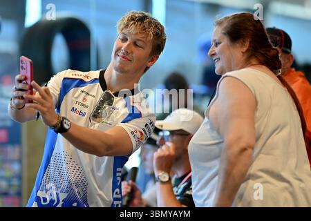 SPIELBERG, AUSTRIA - GIUGNO 29: Liam Lawson della nuova Zelanda e Visa Cash App RB Formula One Team scatta un selfie con un fan durante il Gran Premio di F1 d'Austria al Red Bull Ring Circuit il 29 giugno 2025 a Spielberg, Austria. (Foto di Vince Mignott/Alamy Live News) Foto Stock