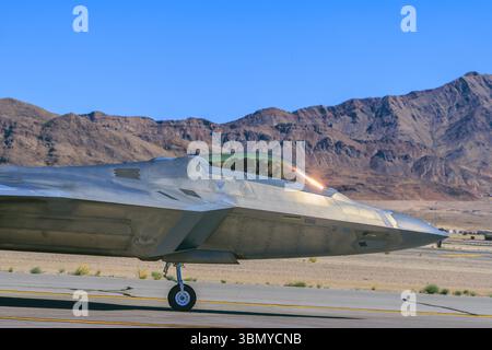 Uno straordinario colpo di Lockheed Martin F-22A Raptor (coda numero 05-4096) della US Air Force, che ha preso in carico dopo la sua dimostrazione aerea presso la base aerea di Nellis Foto Stock