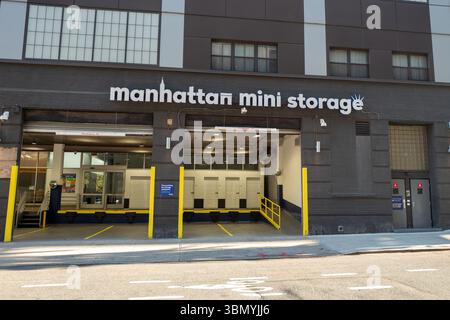 New York, Stati Uniti. 21 ottobre 2024. Facciata della struttura di Manhattan Mini Storage con logo visibile, New York City, New York, 21 ottobre 2024. (Foto di Smith Collection/Gado/Sipa USA) credito: SIPA USA/Alamy Live News Foto Stock