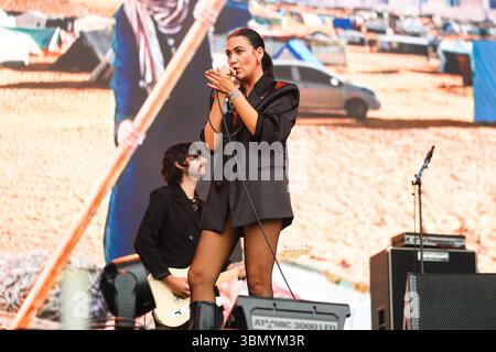 Pilton, Regno Unito. 29 giugno 2025. Nadine Shah si esibisce sull'altro palcoscenico durante il Glastonbury Festival del 2025 alla Worthy Farm. Foto: Julie Edwards./Alamy Live News Foto Stock