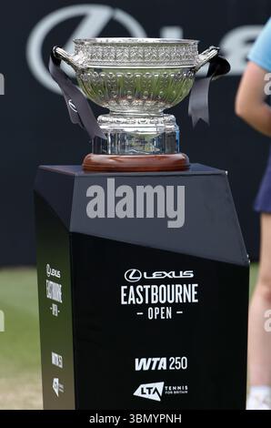 28 giugno 2025; Devonshire Park, Eastbourne, East Sussex, Inghilterra; Lexus International Eastbourne, giorno 6; il trofeo dei vincitori sul campo centrale prima della finale femminile Foto Stock