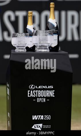 28 giugno 2025; Devonshire Park, Eastbourne, East Sussex, Inghilterra; Lexus International Eastbourne, giorno 6; il vincitore e il secondo classificato trofei sul campo centrale prima della finale singola femminile Foto Stock