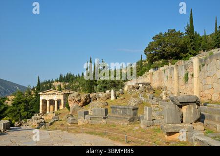 Delfi, Grecia - 6 luglio. 2010 - mattina presto senza turisti presso lo storico sito di scavo del famoso santuario di Apollo. Foto Stock