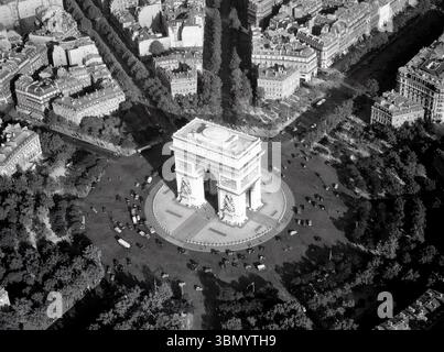 Vue aérienne de Paris : Place de l'Etoile (actuelle Place Charles-de-Gaulle), l'Arc de triomphe de l'Etoile. 8ème et 16ème arrondissements, Parigi Francia di Henrard, Roger nel 1951 Foto Stock