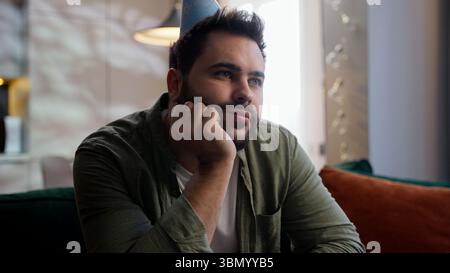 Solitario depresso triste uomo caucasico affari uomo d'affari frustrato uomo d'affari ragazzo proprietario di casa in cappello festoso che soffia fischio da solo alla festa di compleanno Foto Stock