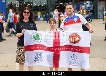 Leicester, Regno Unito. 29 giugno 2025. England Women Fans with flag prima del calcio d'inizio alla partita internazionale England Women vs Jamaica Women Friendly al King Power Stadium di Leicester, Inghilterra, Regno Unito il 29 giugno 2025 Credit: Sally Rawlins/Every Second Media Credit: Every Second Media/Alamy Live News Foto Stock