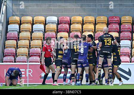 Entrambe le squadre litigano durante la partita del Betfred Championship York City Knights vs Featherstone Rovers al LNER Community Stadium, York, Regno Unito, 29 giugno 2025 (foto di Sam Eaden/News Images) Foto Stock