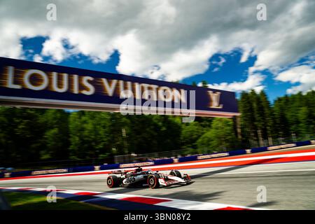 Spielberg, Austria. 28 giugno 2025. Il pilota francese del MoneyGram Haas F1 Team Esteban Ocon gareggia durante le qualifiche del Gran Premio d'Austria di Formula 1 2025. Credito: SOPA Images Limited/Alamy Live News Foto Stock