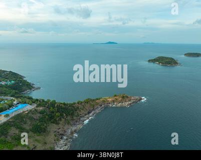 Vista aerea dal punto panoramico di Laem Promthep Cape. Promthep cape è il punto panoramico più popolare di Phuket. Isola Man, spiaggia di Yanui, piccola spiaggia e turbi del vento Foto Stock
