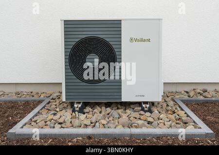 Vaillant Wärmepumpe an einem neu gebauten Einfamilienhaus **** pompa di calore Vaillant su una casa indipendente di nuova costruzione Nordrhein-Westfalen Deutschland, Germania 250629-DSCF4482 Foto Stock