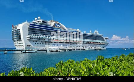 La nave da crociera Emerald Princess è ormeggiata al molo della città di Ocho Rios dell'isola tropicale Giamaica Foto Stock