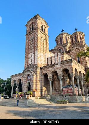 Vista dell'alto campanile della maestosa chiesa ortodossa serbo-bizantina a Belgrado, in Serbia Foto Stock