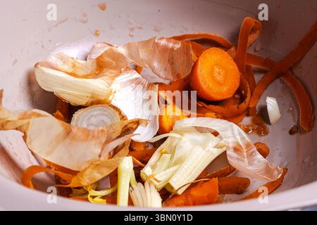 Il manzo macinato con carote, cipolle e sedano viene fritto per preparare una salsa alla bolognese secondo una tradizionale ricetta italiana. Sfondo. Vista dall'alto. Foto Stock