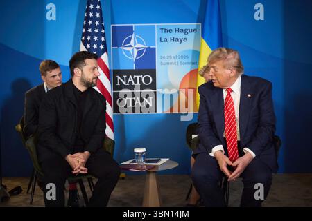 Volodymyr Zelenskyy e il presidente degli Stati Uniti Donald Trump durante una visita ufficiale del presidente dell'Ucraina nel Regno dei Paesi Bassi il 24 giugno 2 Foto Stock