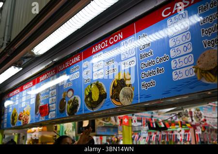 SAN JOSE, COSTA RICA: Il menu per una bibita a conduzione familiare, o caffetteria, al San José Central Market, offre pasti salutari a prezzi economici a San Jose, Cos Foto Stock