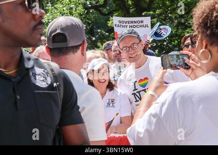 New York, Stati Uniti. 29 giugno 2025. Il governatore di New York Kathy Hochel ha fatto la sua foto prima dell'inizio della parata del Pride di New York che si è svolta lungo la 5th Avenue e il Greenwich Village a Manhattan, New York City il 29 giugno 2025. La marcia è una celebrazione della comunità LGBTQ e il tema di quest'anno onora le origini della marcia e i disordini di Stonewall del 1969, dove tutto è iniziato. (Foto di: Alexandra Buxbaum/Sipa USA) credito: SIPA USA/Alamy Live News Foto Stock