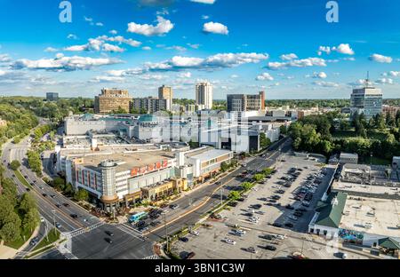 Vista aerea: Towson Town Center, un importante centro commerciale e di vita a Towson, centro commerciale, condomini nel Maryland con cielo blu nuvoloso Foto Stock