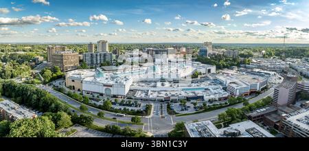 Vista aerea: Towson Town Center, un importante centro commerciale e di vita a Towson, centro commerciale, condomini nel Maryland con cielo blu nuvoloso Foto Stock